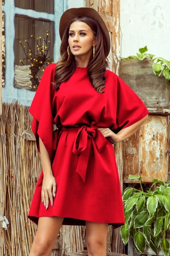 Na zdjęciu widoczna jest czerwona sukienka Sofia z motylkowymi rękawami, która podkreśla talię dzięki wiązaniu w pasie. Sukienka Sofia prezentuje elegancki i kobiecy styl, idealny na różne okazje.}