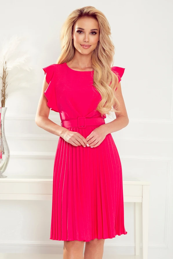 Na zdjęciu widoczna jest elegancka, plisowana sukienka Layla w intensywnym różowym kolorze, która podkreśla kobiecą sylwetkę. Sukienka Layla posiada ozdobne falbany na ramionach i pasek w talii, dodając całości szyku i stylu.