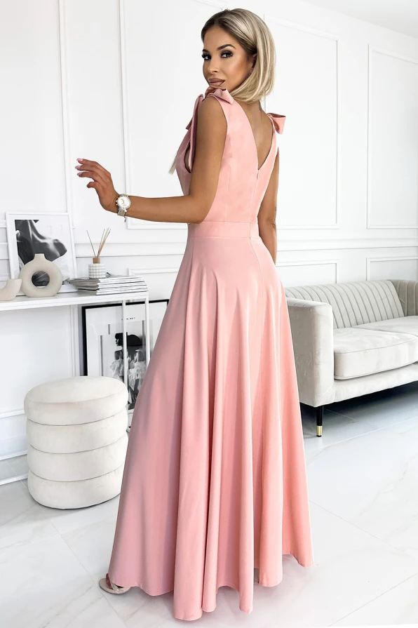 Długa suknia Elena w delikatnym różowym kolorze prezentuje się elegancko i stylowo, idealna na wyjątkowe okazje. Suknia Elena charakteryzuje się klasycznym krojem z subtelnymi detalami, które podkreślają jej szykowny wygląd.