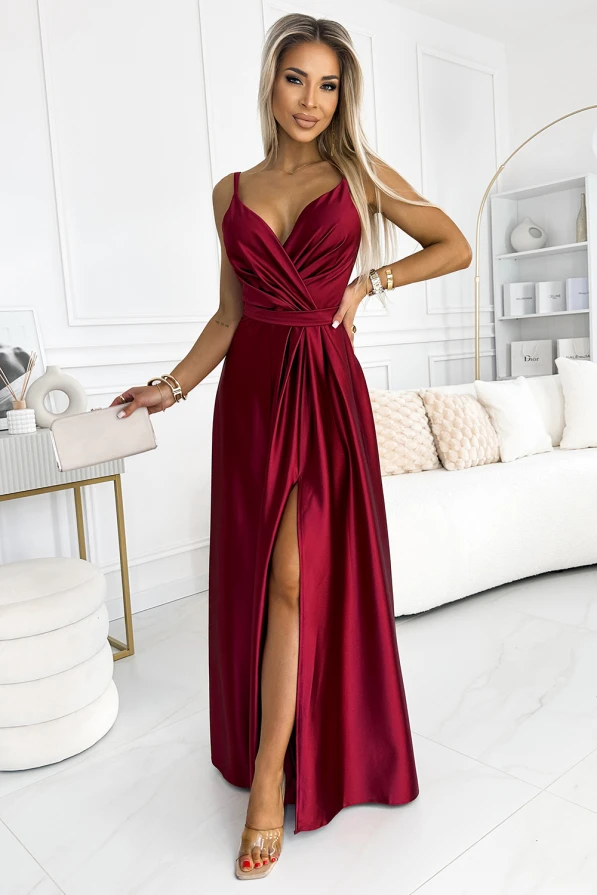 Elegancka sukienka Juliet to długa, bordowa kreacja z głębokim dekoltem i efektownym rozcięciem na nodze. Sukienka Juliet idealnie podkreśla sylwetkę, dodając szyku i klasy każdej stylizacji.
