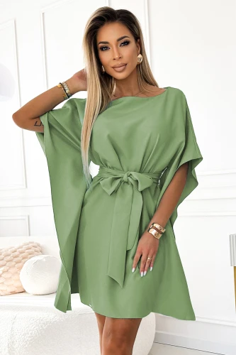 Sukienka Sofia w kolorze zielonym charakteryzuje się luźnym krojem z motylkowymi rękawami, które dodają lekkości i elegancji. Model Sofia posiada wiązanie w talii, które podkreśla sylwetkę, tworząc stylowy i kobiecy wygląd.}
