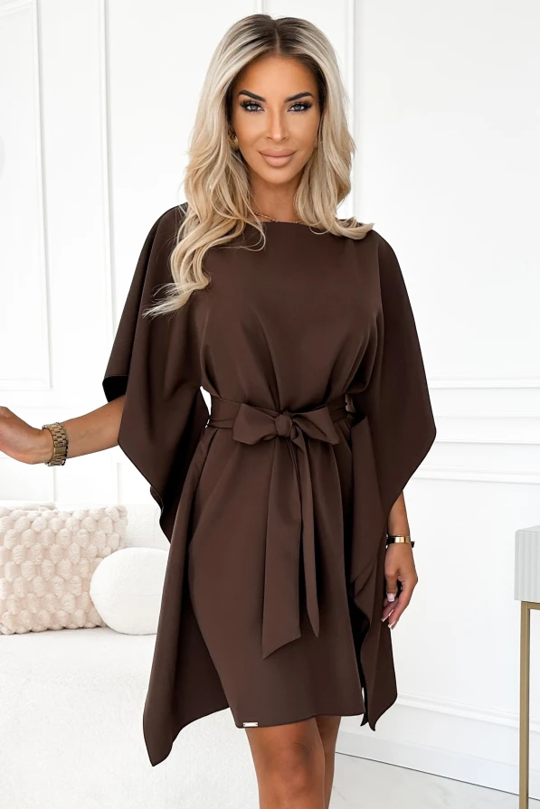 Sukienka Sofia w kolorze czekoladowym charakteryzuje się eleganckim krojem motyla, który dodaje lekkości i stylu. Model Sofia posiada wiązanie w talii, podkreślające sylwetkę i dodające uroku każdej stylizacji.