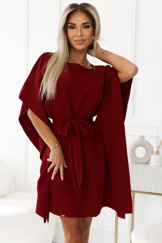 Kobieca sukienka Sofia w głębokim bordowym kolorze charakteryzuje się eleganckim krojem z luźnymi rękawami i wiązaniem w talii. Sukienka Sofia idealnie nadaje się na różne okazje, łącząc styl z wygodą.}