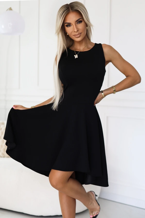 Wyjątkowa sukienka z długim tyłem prezentuje się elegancko dzięki klasycznemu, czarnemu kolorowi i prostemu krojowi. Sukienka z długim tyłem jest idealna na wieczorne wyjścia, dodając szyku i stylu każdej stylizacji.