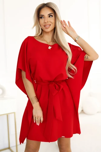 Czerwona sukienka Sofia z motylkowymi rękawami prezentuje się elegancko i stylowo, idealna na różne okazje. Sukienka Sofia podkreśla sylwetkę dzięki wiązaniu w talii, dodając kobiecego uroku.}