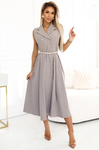 Elegancka szmizjerka MI to stylowa sukienka bez rękawów, wykonana z gładkiego materiału w odcieniu szarości, z ozdobnymi guzikami i paskiem w talii. Sukienka szmizjerka MI idealnie nadaje się na formalne okazje, łącząc klasyczny krój z nowoczesnym designem.}