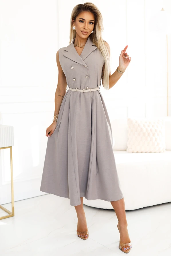 Elegancka szmizjerka MI to stylowa sukienka bez rękawów, wykonana z gładkiego materiału w odcieniu szarości, z ozdobnymi guzikami i paskiem w talii. Sukienka szmizjerka MI idealnie nadaje się na formalne okazje, łącząc klasyczny krój z nowoczesnym designem.