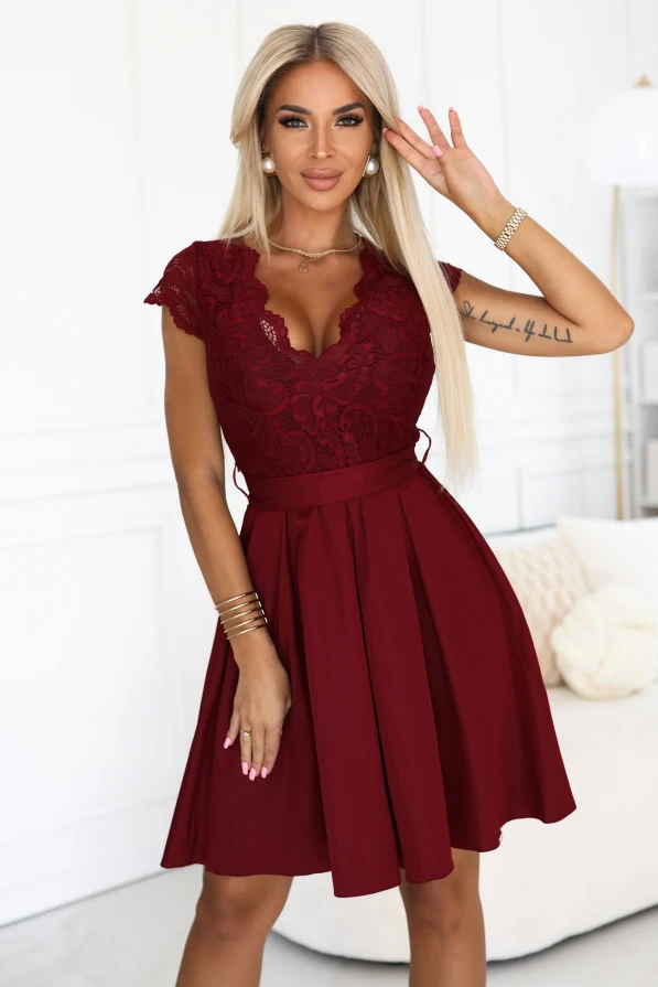 Modelka w bordowej sukience Anna marki Numoco z koronkową górą i rozkloszowanym dołem, idealnej na wesela, przyjęcia i eleganckie uroczystości.
