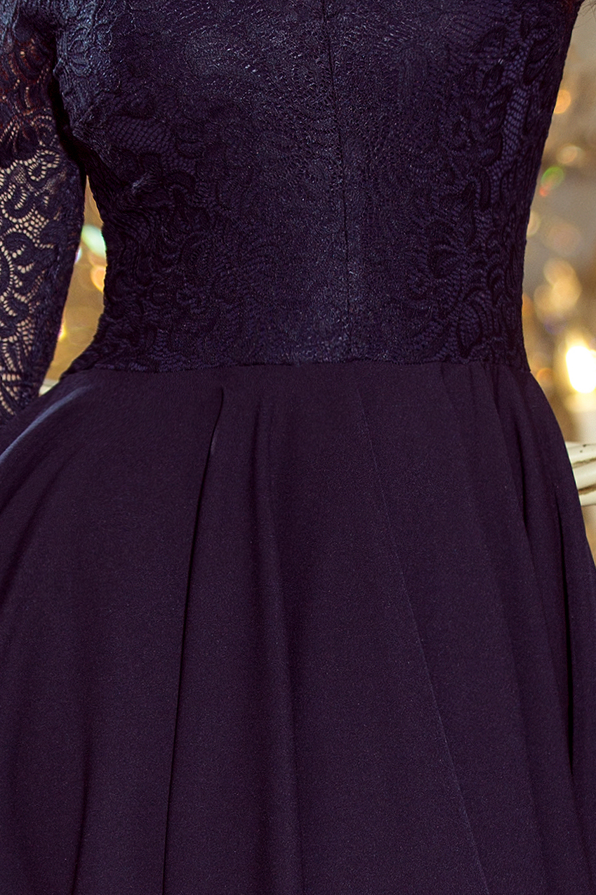 210-2 NICOLLE - sukienka z dłuższym tyłem z koronkowym dekoltem - GRANATOWA