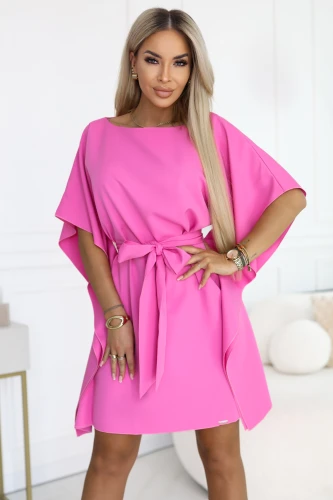 Fuksjowa sukienka motyl z wiązaniem w pasie - elegancka różowa sukienka marki Numoco, produkcja polska, idealna na wesele, komunię i letnie przyjęcia.}