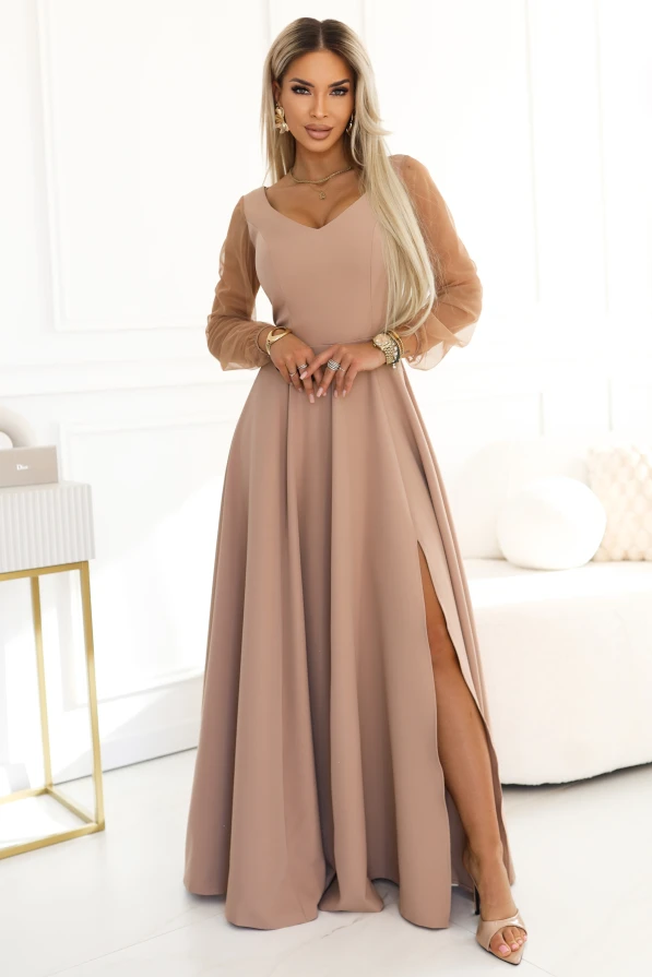 Elegancka sukienka maxi w kolorze mokka z długimi transparentnymi rękawami, dekoltem w serce i rozcięciem na nodze - kobieca kreacja na wesele, przyjęcie i wyjątkowe okazje.