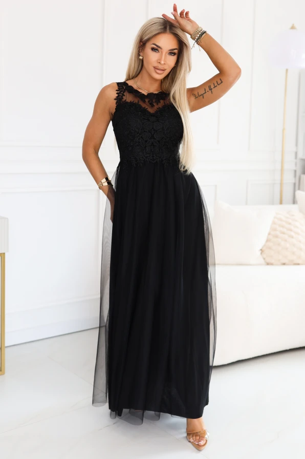 Czarna sukienka maxi Numoco Basic z koronką i tiulem, widok z przodu, dekolt z siateczką, elegancka sukienka wieczorowa