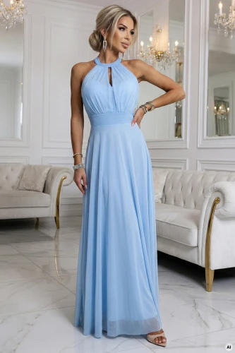 Modelka w błękitnej, zwiewnej sukience maxi typu halter z wycięciem przy dekolcie i podkreśloną talią. Idealna na wesele, bal lub elegancką kolację, gdy chcesz wyglądać kobieco i z klasą.}