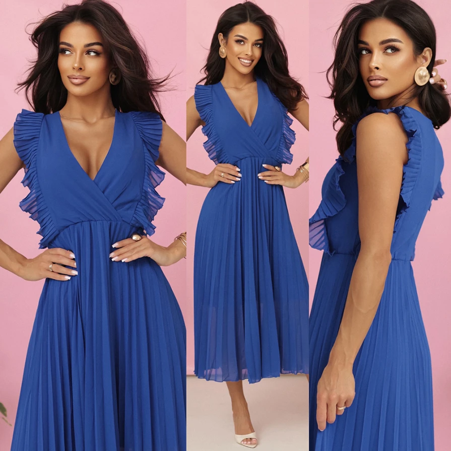 Modelka prezentuje elegancką, plisowaną sukienkę midi Emily marki Numoco w intensywnym kobaltowym kolorze – uszytą z lekkiego szyfonu, idealną na wesele, komunię lub letnie uroczystości. Sukienka posiada kopertowy dekolt, subtelne falbanki przy ramionach i zwiewny dół.