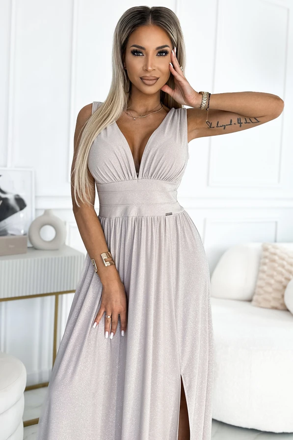 Długa brokatowa sukienka Susan prezentuje się elegancko z głębokim dekoltem i subtelnym rozcięciem na nodze. Sukienka Susan jest idealna na wyjątkowe okazje, dodając blasku i szyku każdej stylizacji.