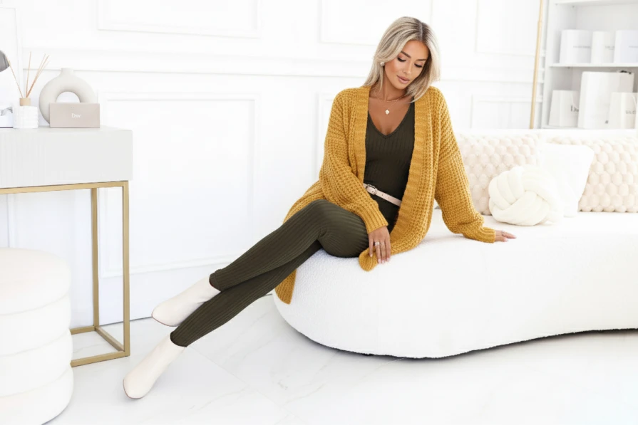 Khaki prążkowany kombinezon Kocula z dekoltem V i dopasowanym krojem, idealny na co dzień i wieczorne wyjścia