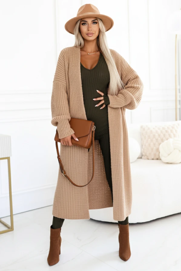 Modelka prezentuje dopasowany prążkowany kombinezon Kocula w kolorze khaki z dekoltem V i długim rękawem