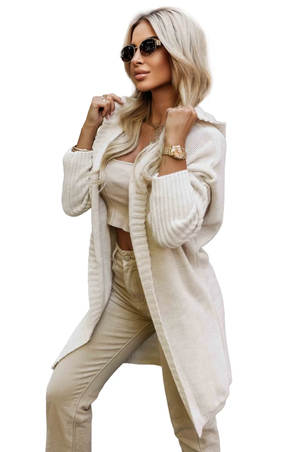 Modelka w beżowym kardiganie z kapturem z kolekcji Numoco Basic w modnej stylizacji streetwear.