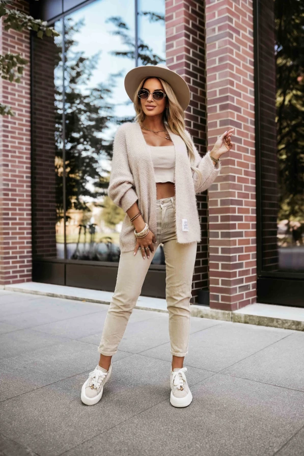 Stylowy kardigan w kolorze beżowym, luźny fason typu narzutka z kieszeniami, idealny do jesiennych stylizacji – marka Numoco Basic.