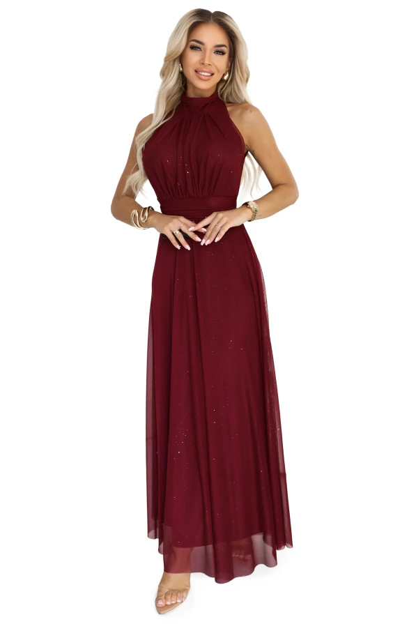 Modelka w bordowej sukience maxi Veronica z połyskiem – kreacja wieczorowa na wyjątkowe okazje.