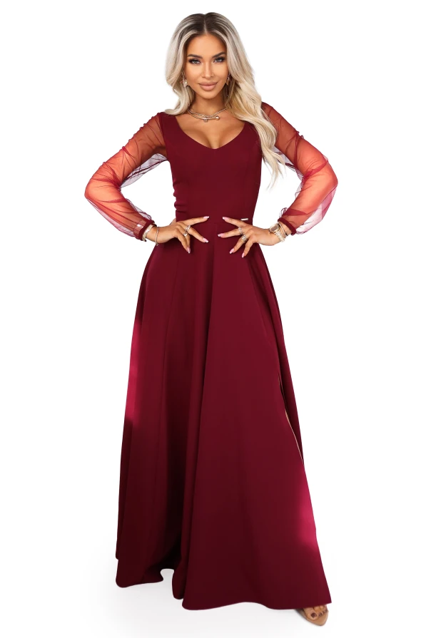 Modelka w bordowej sukni maxi z tiulowymi rękawami, idealnej na wesele, galę i eleganckie okazje.