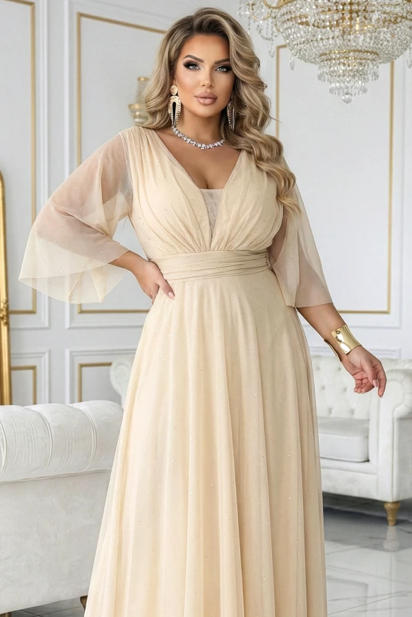 Sukienka maxi plus size Numoco Basic w szampańskim beżu z brokatem, kopertowy dekolt V i transparentne rękawy, stylizacja na wesele.