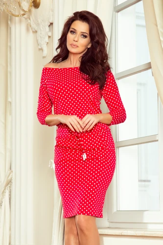 Czerwona sukienka sportowa z wiązaniem w białe kropki prezentuje się elegancko i stylowo, idealna na różne okazje. Sukienka sportowa z wiązaniem podkreśla sylwetkę dzięki dopasowanemu krojowi i elastycznemu materiałowi.}